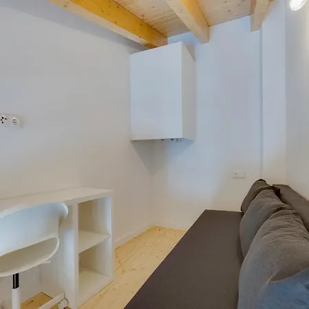 Almadena Grey House * Luz
