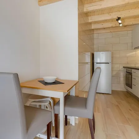 Almadena Grey House Luz